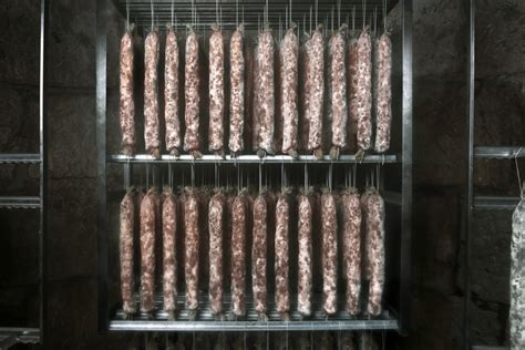prikaz različnih vrst zorjenih suhih mesnin in kakovostne hrbtne slanine