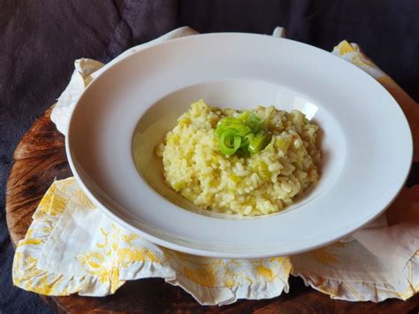 priprava rižote v ponvi na štedilniku, z dodajanjem jušne osnove