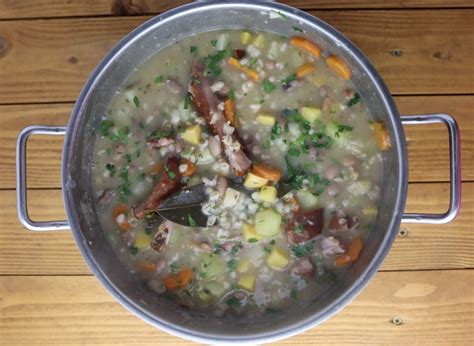 Cooked ričet in a bowl with bread