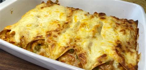 Fotografija sveže pripravljenih zapečenih enchilad s piščancem in topljenim sirom.