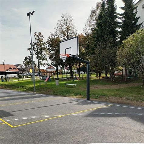 Fotografija zunanjosti Slaščičarne in Picerije Ajdovščina s pogledom na park ali igrišče