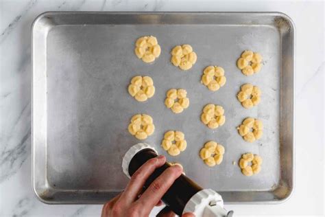 Priprava brizganih piškotov z dresirno vrečko