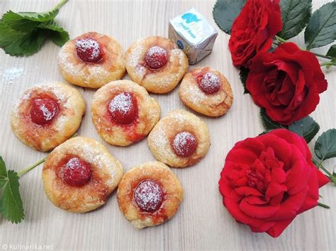 Prikupni poljubčki z vrtnicami na pekaču