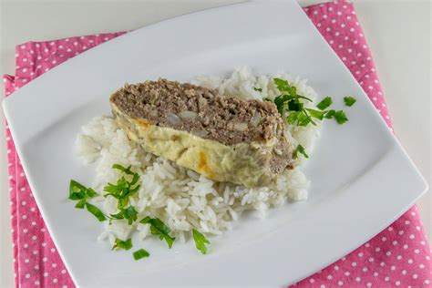Sestavine za goveje cmočke: meso, kruh, čebula, jajce