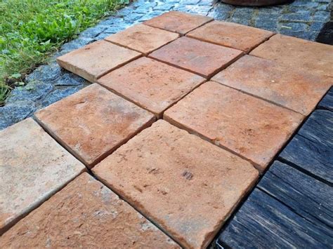 Prikaz glinene pekovske plošče, ki se segreva v pečici.