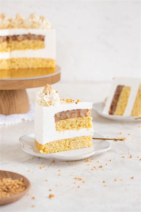 Sestavljena jesenska torta s kostanjevo kremo in kakijevim polnilom