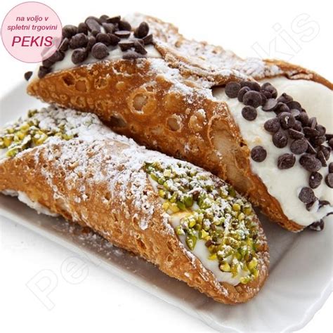 italijanski kanoli s pistacijino in stracciatella kremo