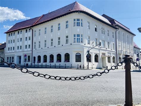 fotografija Grajskega trga v Mariboru s kavarnami