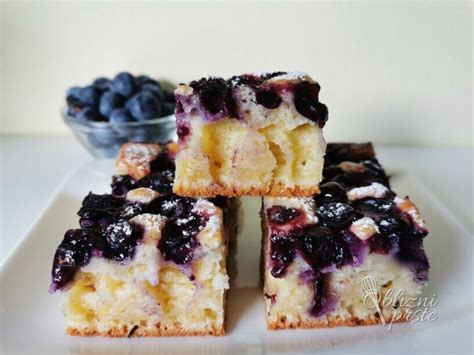 pisano jogurtovo pecivo s sadjem in kakavom v pekaču