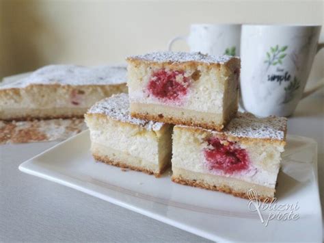 pecivo s skuto, jogurtom in malinami, narezano na kose