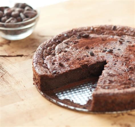 Čokoladna torta brez moke z orehi in agrumi