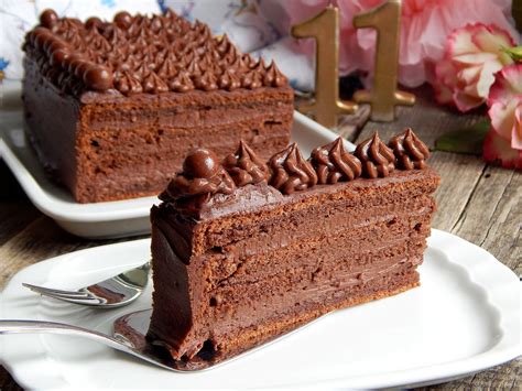 Klasična čokoladna torta s plastmi kreme