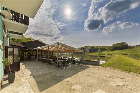 Zunanji izgled restavracije Oaza GRILL z urejeno teraso ob ribniku