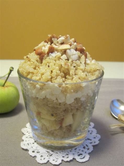 Ilustracija pripravljenega jabolčnega zavitka s kokosom