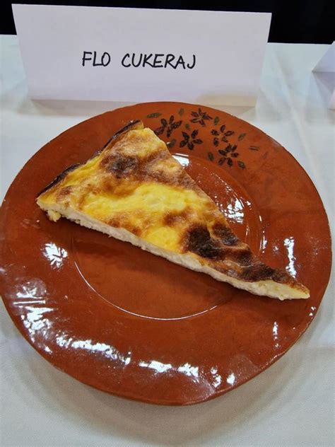 Fotografija prleške gibanice, narezane na kose