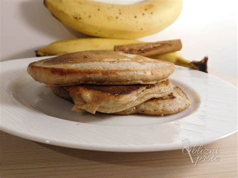Tematska fotografija različnih vrst bananinih palačink z različnimi prelivi