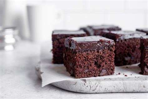Temno čokoladni kolač, narezan na kocke, brez jajc