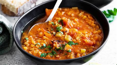 fotografija juhe z rdečo lečo in koščki zelenjave