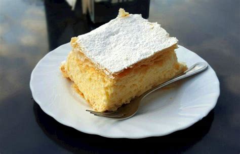 Samoborska kremšnita s plastjo listnatega testa in vaniljeve kreme