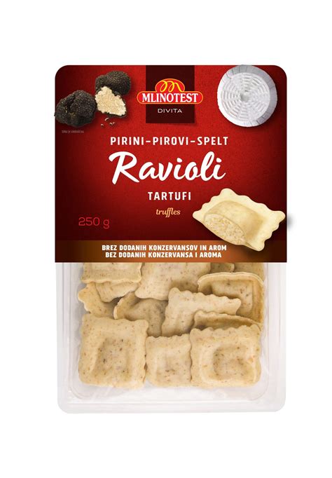 Ilustracija pirinih raviolov s tartufi, ki jih prelivajo z omako.