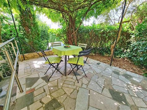 Zunanji del Gostilne Javornik s prostorno teraso in zelenjem