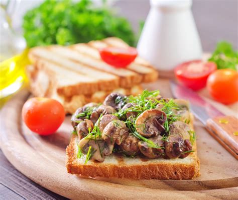 Tematska fotografija domačih namazov in paštet na toastu
