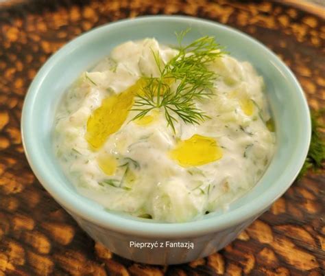 Tzatziki z dodatki (feta, meta, pinjole)