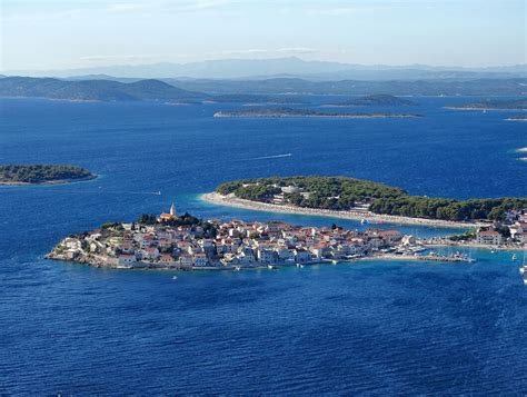 Zunanji pogled na Okrepčevalnico Gaj s teraso ob reki Rinži