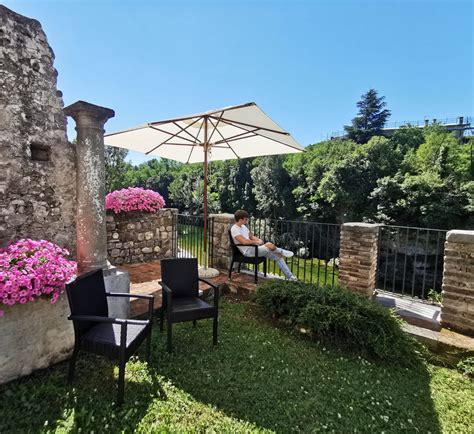 Terasa Okrepčevalnice Gaj ob reki Rinži s pogledom na naravo