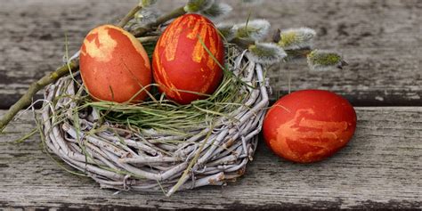 Velikonočna jajca, obarvana z rjavimi in rdečkastimi odtenki čebulnih olupkov.