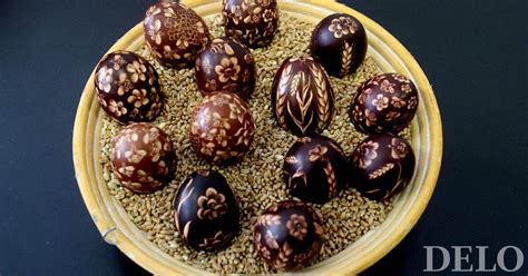 Velikonočno jajce z naravnim rastlinskim odtisom lista.