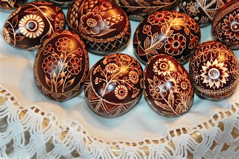 Velikonočna jajca z izrazitimi marmornimi vzorci, ustvarjenimi z naravnimi barvami.