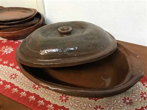 Ilustracija tradicionalne glinene posode crepulje s pokrovom