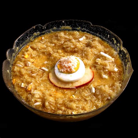 Jabolčni hren postrežen ob velikonočni šunki