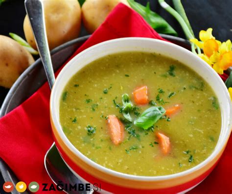 priprava paradižnikove juhe z zelenjavo in sirovimi kruhki