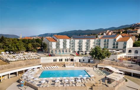 Zunanji pogled na Hotel Park v Novi Gorici, obdan z zelenjem