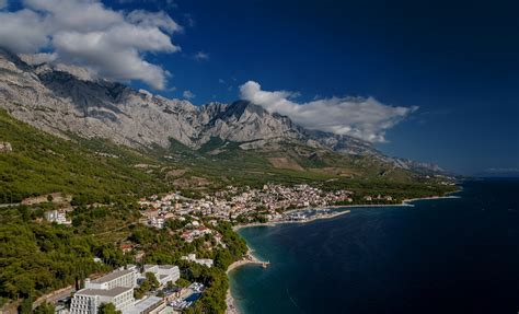 Slikovita panorama Baške Vode s plažami in Biokovom v ozadju
