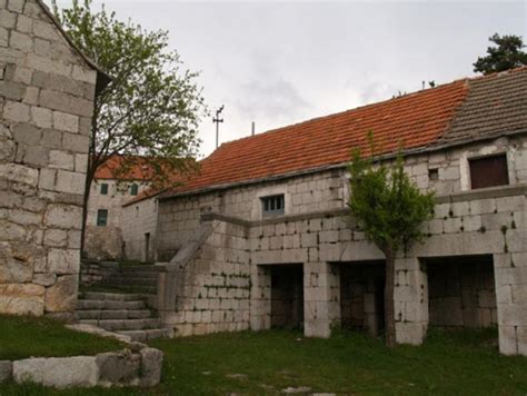 Tradicionalna dalmatinska arhitektura v vasi Bast
