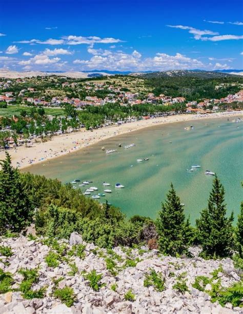 Plaža Nikolina z Modro zastavo in borovci