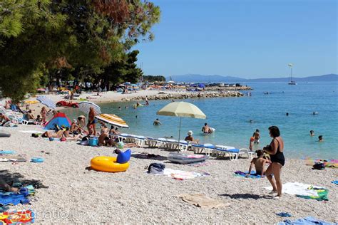 Družine uživajo na plitvi plaži Podluka