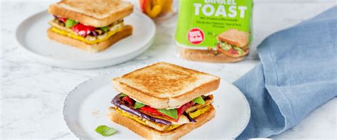 fotografija veganskega pirinega toasta s kvinojo