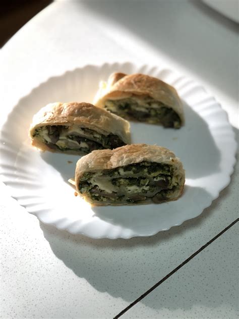 fotografija veganskega toasta z gobicami in špinačo