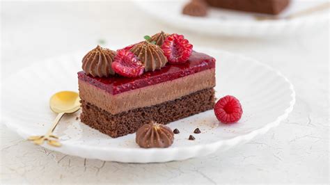 Fotografija, ki prikazuje zadovoljno osebo, ki uživa temno čokolado