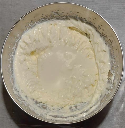 shema nanosa plasti biskvita in skutine kreme v pekač