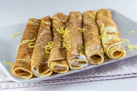 Slika goste zmesi za palačinke v posodi, pripravljene za namakanje banan