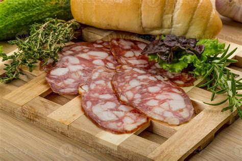 Tematska fotografija tradicionalne sevniške salame, narezane na rezine
