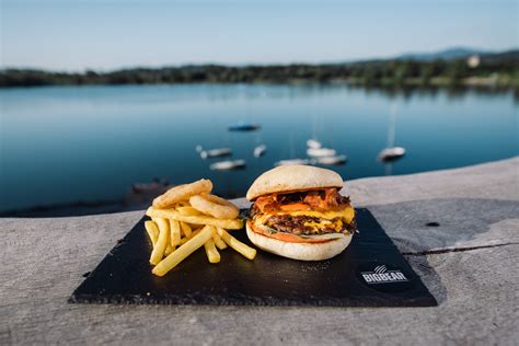 Burger bistro BigBear s pogledom na Kočevsko jezero.