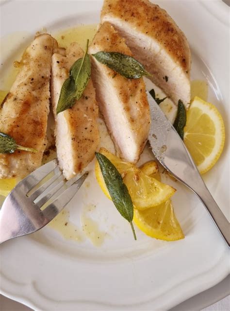pogled na sveže pripravljenega piščanca v limonini marinadi z zelišči