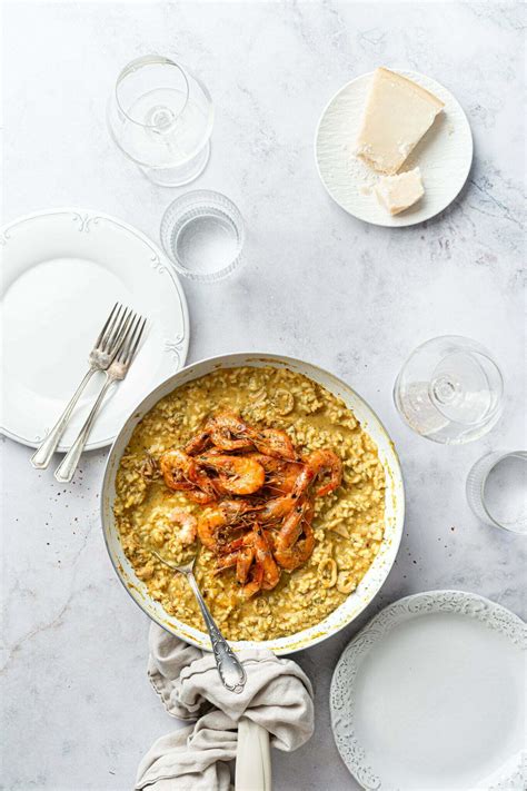 rižota med kuhanjem z dodajanjem jušne osnove