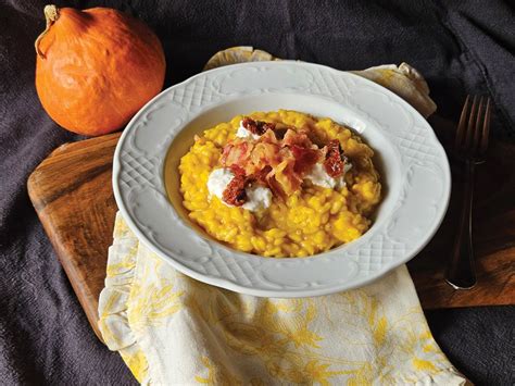 servirana rižota s porom, žajbljem in hrustljavo slanino